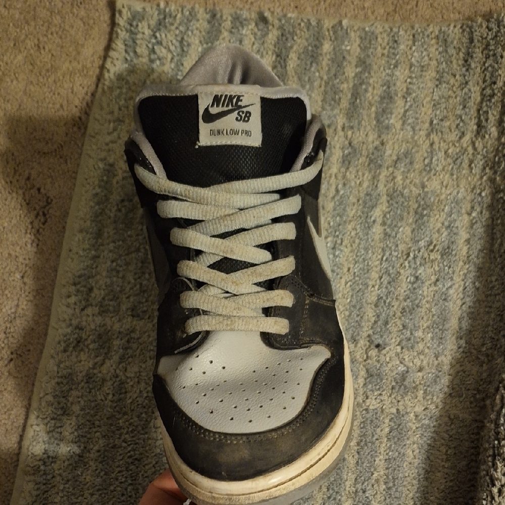 Nike Black and Gray Athletic Shoes for Performance - Picture 2 of 3